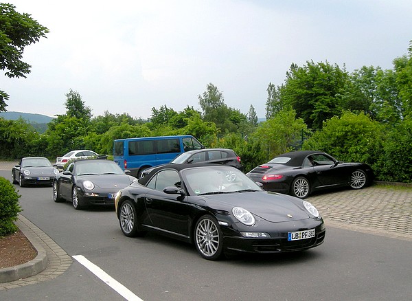 Cortège de Porsche 911 attendant leur tour à l'entrée du Nürburgring